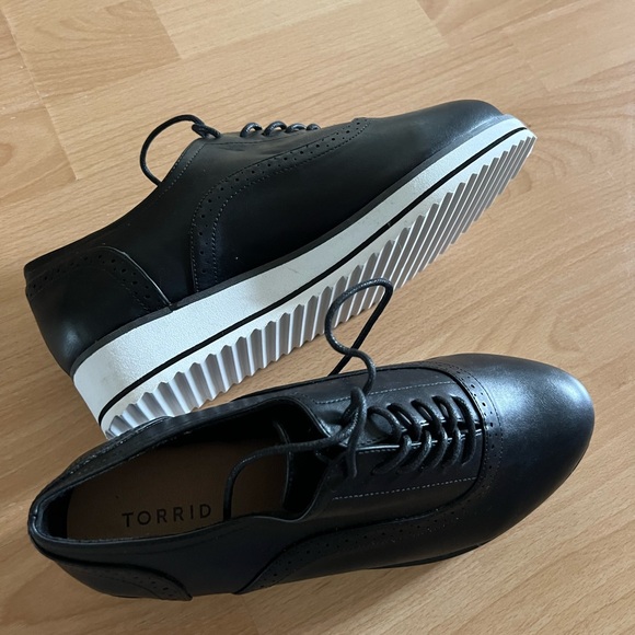 9.5ww Torrid Women’s Black Shoes with white soles - Picture 3 of 11